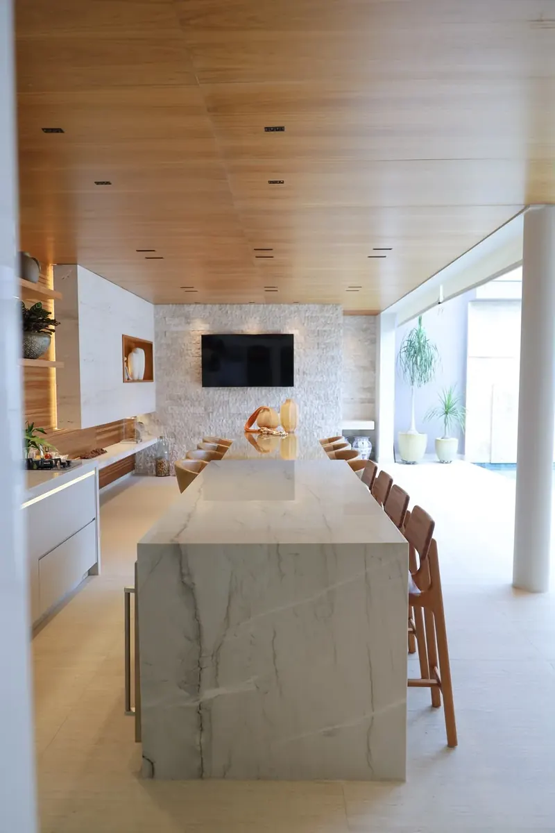 Cozinha gourmet com ilha em mármore branco