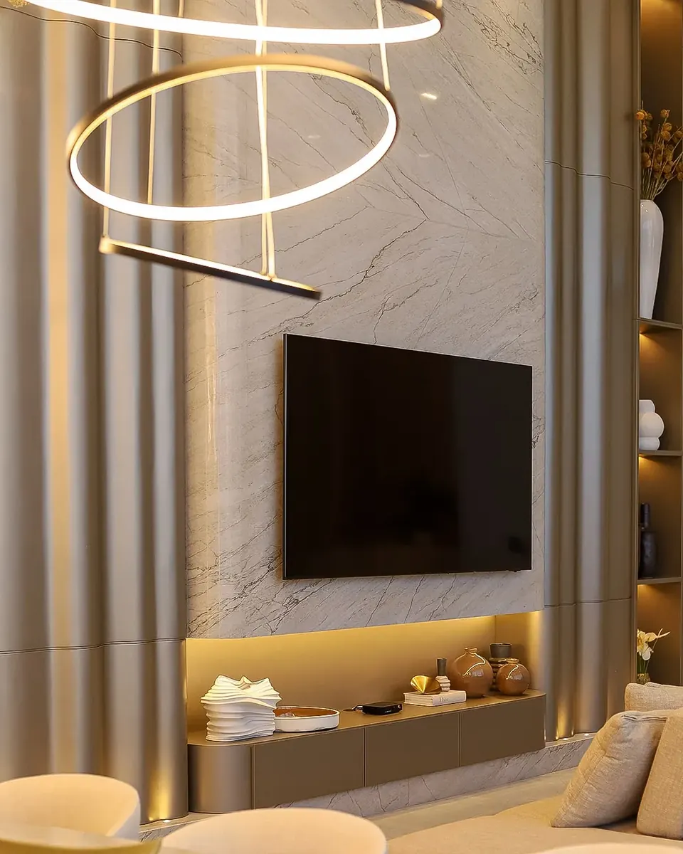 Painel de TV em mármore com iluminação decorativa