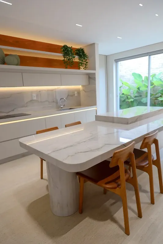 Quartzito aplicado em painel de sala